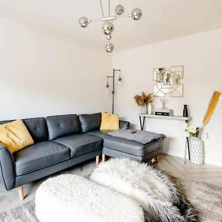 Stunning Private Room In A Home - Bathroom & Parking! Salford  Exterior foto