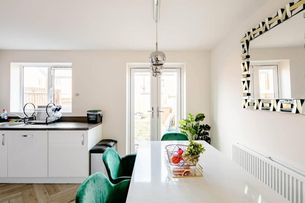 Stunning Private Room In A Home - Bathroom & Parking! Salford  Exterior foto
